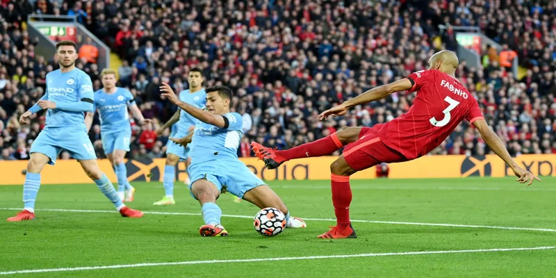 Ngăn chặn đường đi của bóng Block Tackle (Tắc Bóng Chặn)